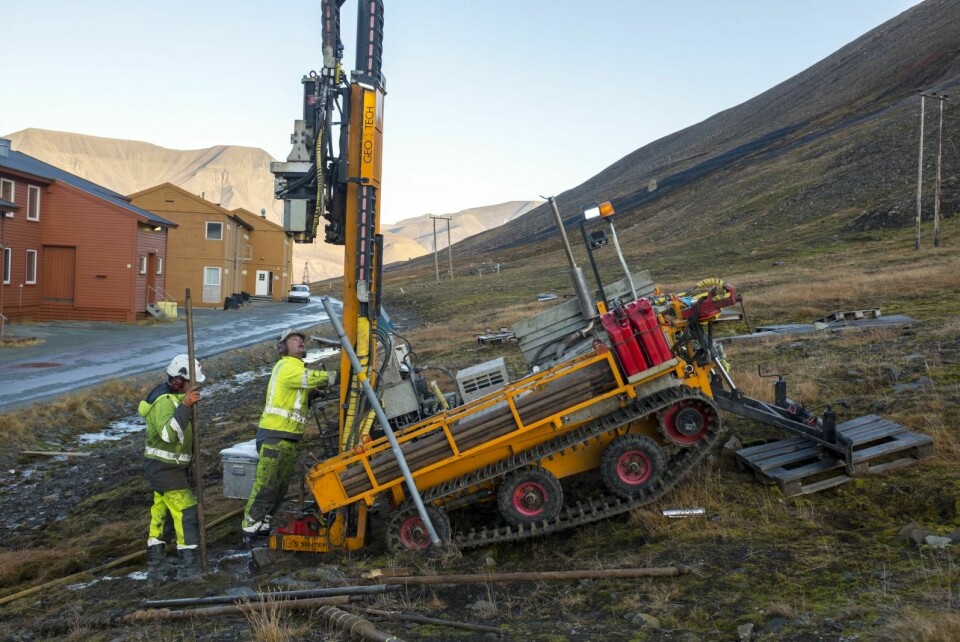 Seniortekniker Kjartan Følke (t.v.) og forskningsingeniør Trond Larsen fra SINTEF stod mandag ovenfor vei 222 og borret for å kartlegge hvor langt man må ned før man treffer grunnfjell. Dette er et ledd i arbeidet med skredsikring av Longyearbyen.