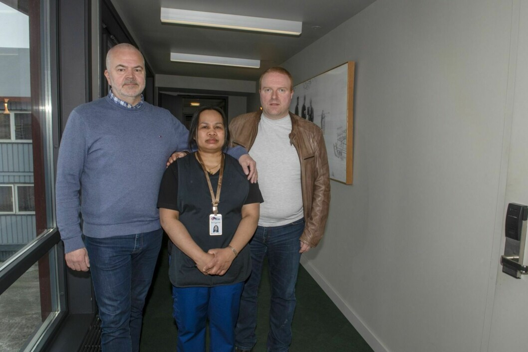 Pikul Onnomdee Oinils er en av dem som får ny arbeidsgiver fra 1. juni. Hun sier at for henne går det helt greit. Til venstre hotelldirektør Kjell Olav Pettersen og til høyre hovedtillitsvalgt i Hurtigruten Svalbard Frantz Vangen.