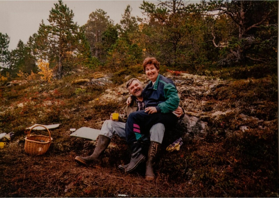 Foreldrene til Tone på tur i skogen i Salangen, Marie-Louise og Håkon Bendiktsen. Faren døde i 1994.