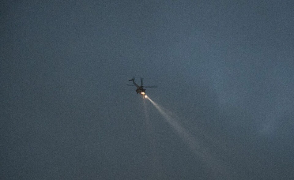 Sysselmannens Super Puma-helikopter ser etter de som skal ha utløst et bluss ved Trollsteinen.