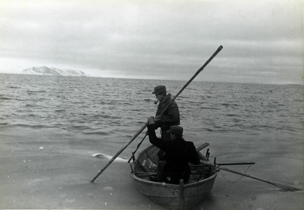 Brødrene Sjur, Jon, og Knut Bjåen drev fangst sammen med søskenbarnet Olav Bjåen. Det er usikkert hvem som er avbildet og hvem av dem som tok bildet.