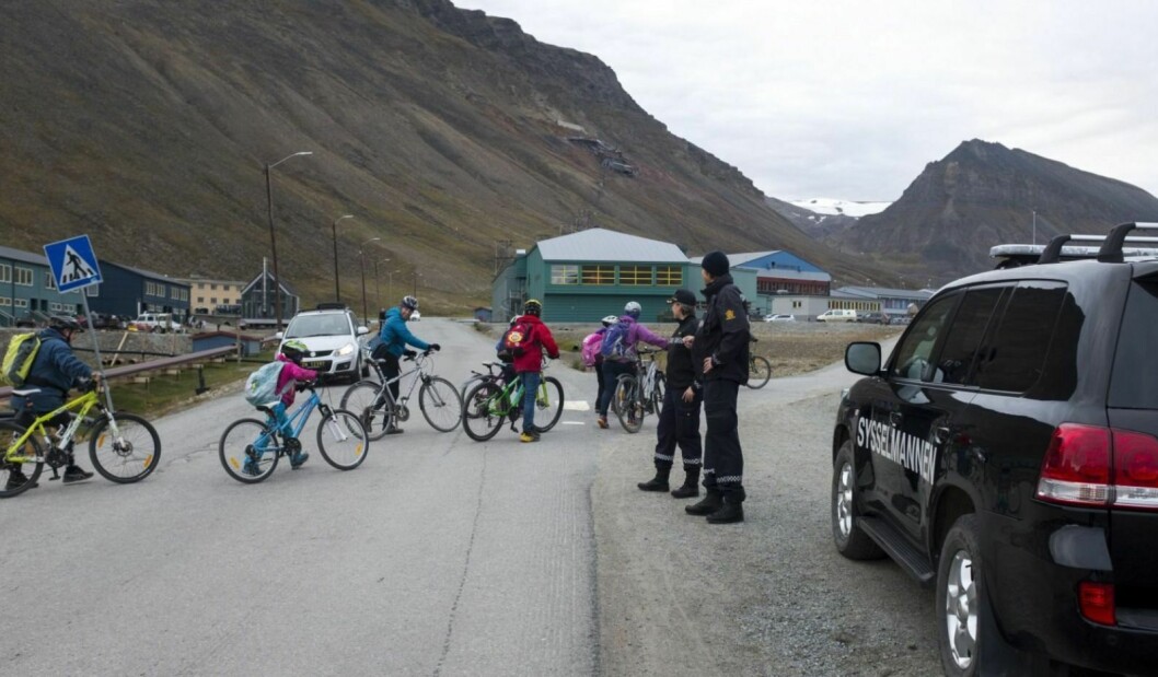 Politiet har ofte kontroller nedenfor Longyearbyen skole. Bildet er tatt i forbindelse med første skoledag i år.