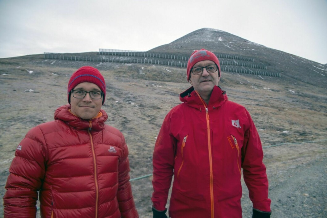 Regiondirektør i NVE, Knut Aune Hoseth (t.h.) må jobbe mer med skredproblematikken i Longyearbyen. Her sammen med kollega Odd Arne Mikkelsen under Sukkertoppen i oktober i fjor.