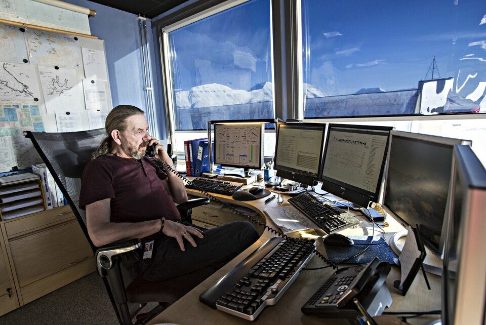 Meteorologifullmektig ved Svalbard Lufthavn Torgeir Mørk har kontroll på stormen.