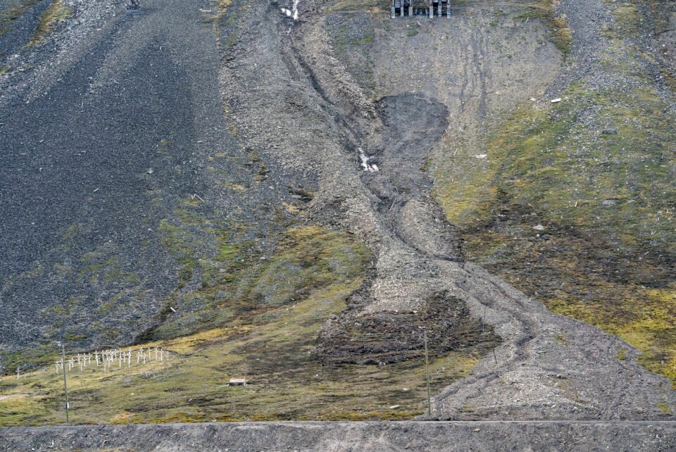 Det har gått et jordskred i fjellsiden ovenfor kirkegården i Longyearbyen. Veien i området er stengt.