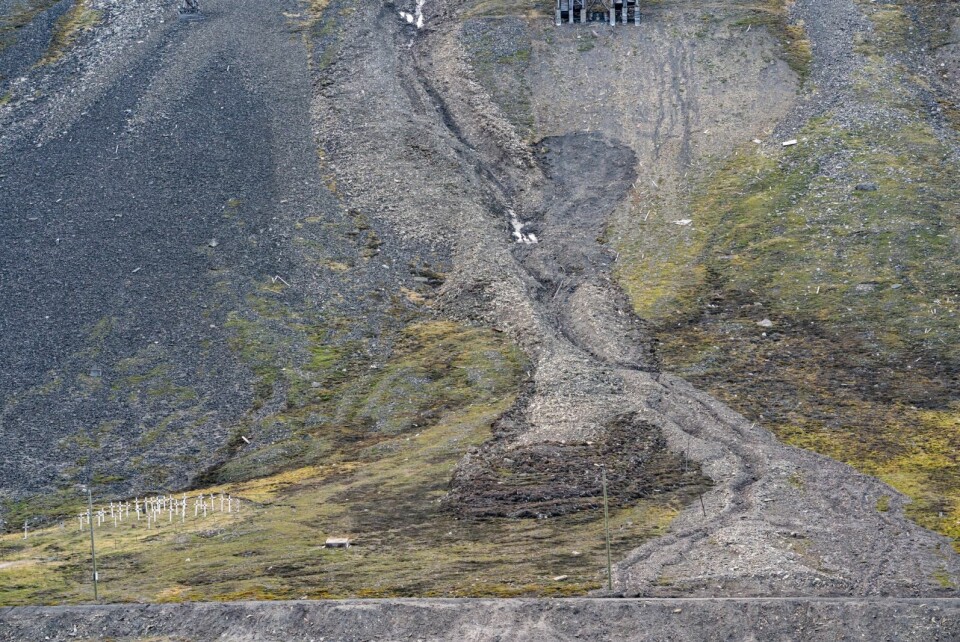 Det har gått et jordskred i fjellsiden ovenfor kirkegården i Longyearbyen. Veien i området er stengt. Det har gått et jordskred i fjellsiden ovenfor kirkegården i Longyearbyen. Veien i området er stengt.