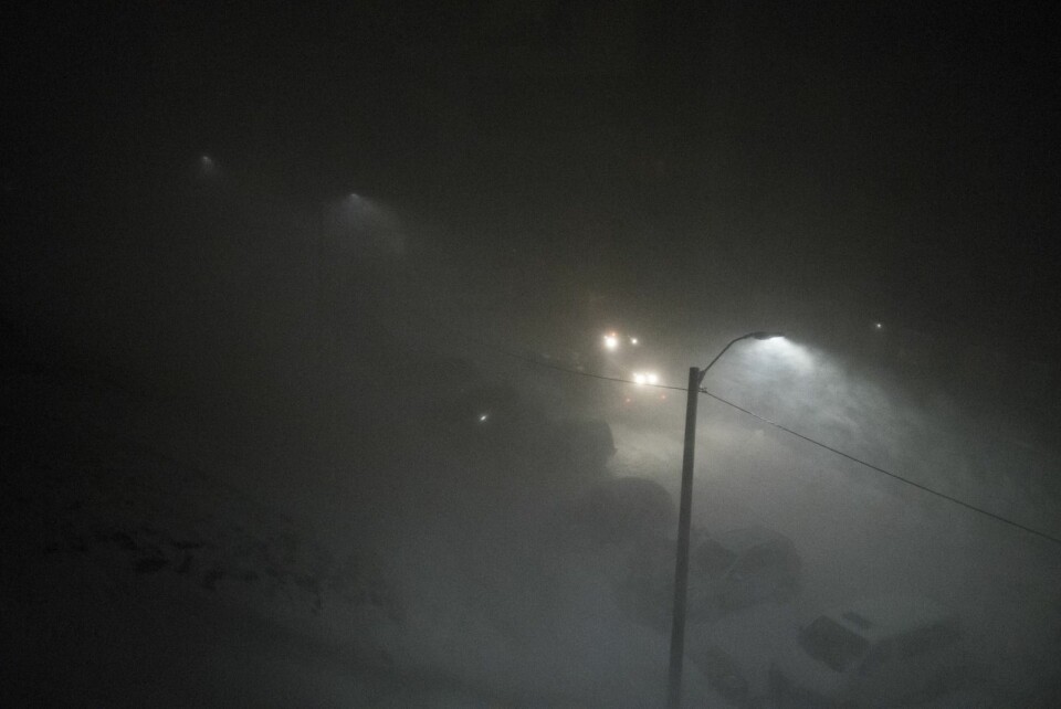 Det var ikke lett å holde seg på beina i vinden onsdag kveld. Det blåste storm og kom en del snøfokk.