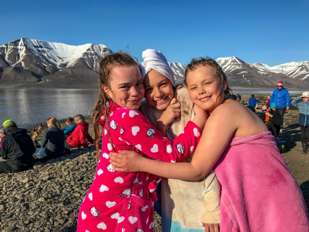Tiril Hermansen, Frøy Vasdal Gundersen og Sunna Aamot Pedersen (t.h.) tok seg en dykkert på Sankthansaften. Tiril Hermansen, Frøy Vasdal Gundersen og Sunna Aamot Pedersen (t.h.) tok seg en dykkert på Sankthansaften.