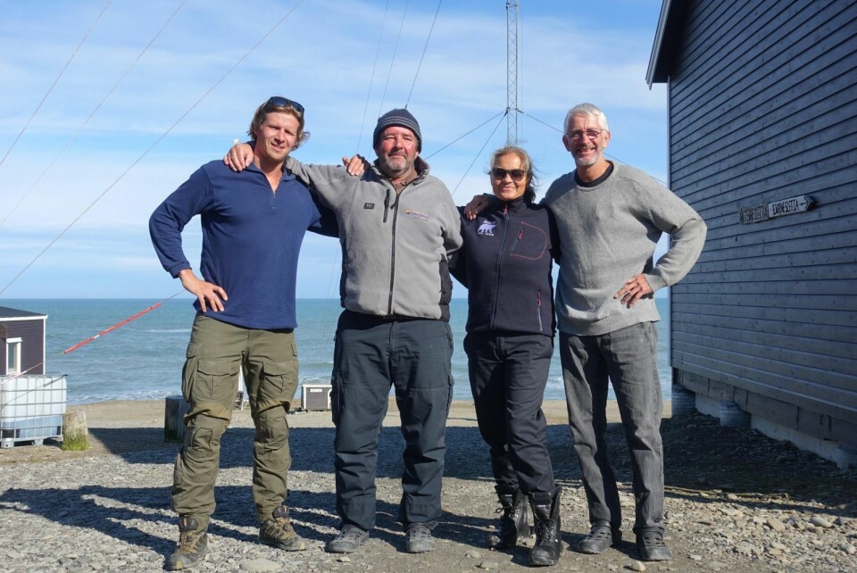 Fra venstre: Meteorologifullmektig Aleksander Dekke Løberg, stasjonsleder Tom Johansen, kokk Eva Fuglset og fagarbeider Terje Grime. Fra venstre: Meteorologifullmektig Aleksander Dekke Løberg, stasjonsleder Tom Johansen, kokk Eva Fuglset og fagarbeider Terje Grime.
