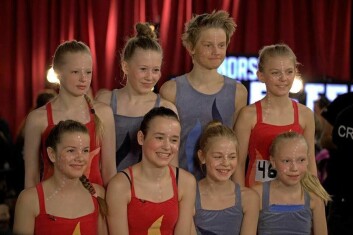 Gjengen da de var på audition. Nå er de blitt sju, fordi den eneste gutten, Vebjørn Brendlien, har flyttet fra Longyearbyen og ikke kan øve med de andre. Gjengen da de var på audition. Nå er de blitt sju, fordi den eneste gutten, Vebjørn Brendlien, har flyttet fra Longyearbyen og ikke kan øve med de andre.