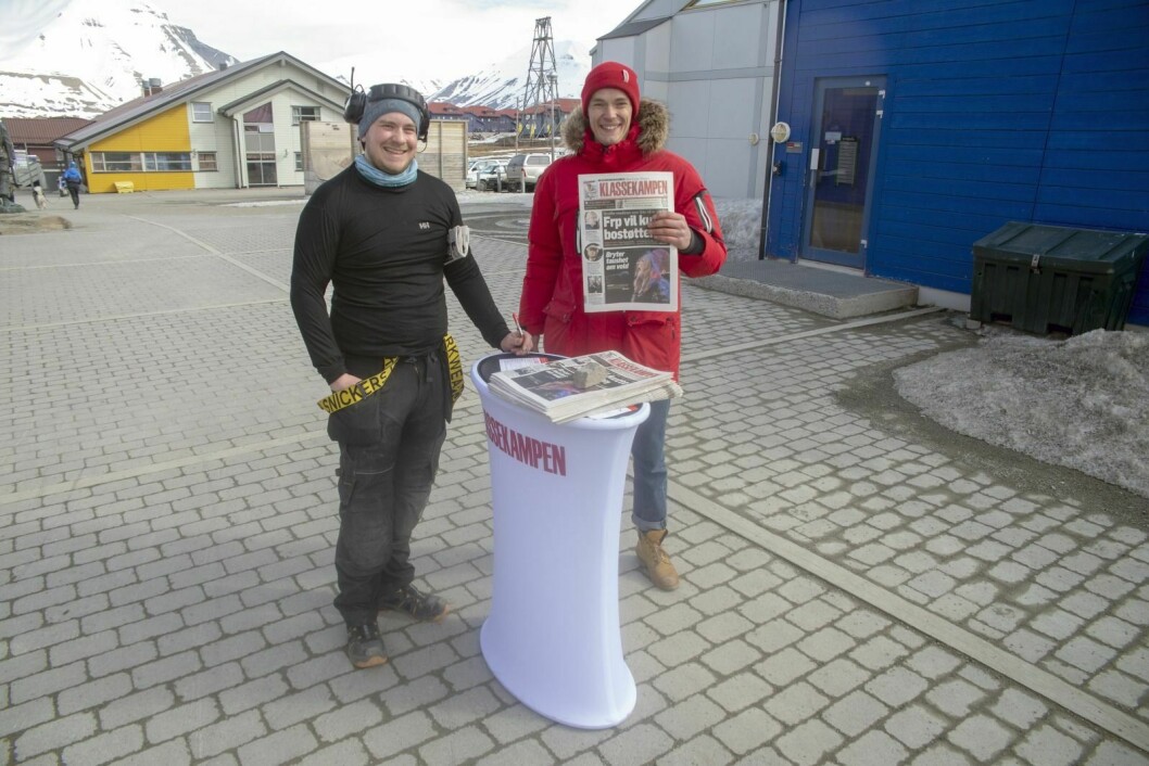 Carl Mathias Karlsson (t.v.) tegnet seg for et tre ukers langt gratisabonnement da Peder Østring sto på stand for jubilanten Klassekampen utenfor Svalbardbutikken tirsdag.
