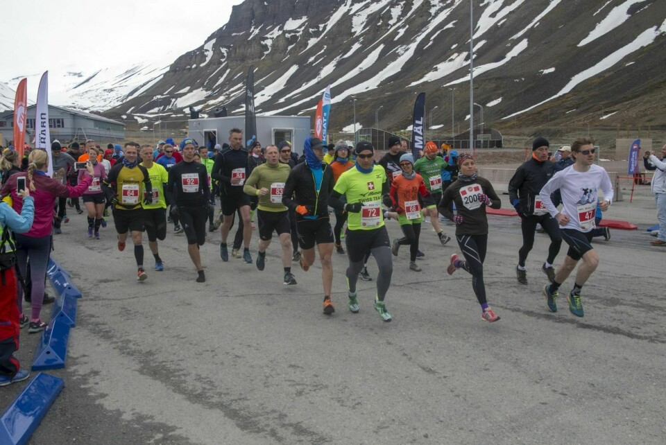 Over 500 har meldt seg på årets utgave av Spitsbergen Marathon. Det løpes hel- og halvmaraton, samt et løp på 10 kilometer som kalles Spitsbergenmila. Bildet er fra starten på fjorårets maratonløp i Longyearbyen.