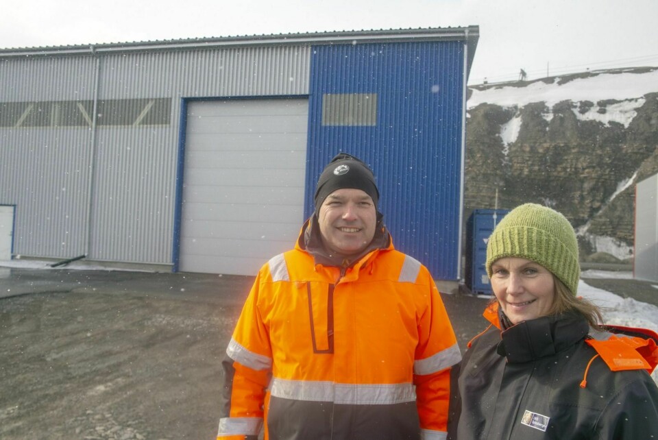 Logistikkansvarlig Remi Hermansen og eiendomssjef Marianne Ertsaas medgir at det ble dyrt for LNS Spitsbergen å kjøpe mer lagringsplass ved havna. Markedet for næringstomter er presset i Longyearbyen, og det er svært få tomter å bygge på.
