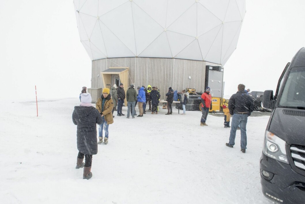 Svalsat hadde satt opp gratis busser fra sentrum. Noen kom også i taxi.Det var flest fastboende som kom, men noen turister hadde også fptt med seg at anlegget var åpent. Svalsat hadde satt opp gratis busser fra sentrum. Noen kom også i taxi.Det var flest fastboende som kom, men noen turister hadde også fptt med seg at anlegget var åpent.