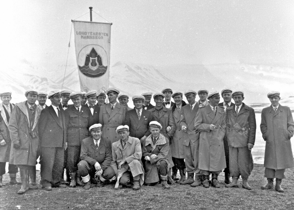 25 staute mannfolk i Longyearrbyen Mandskor.