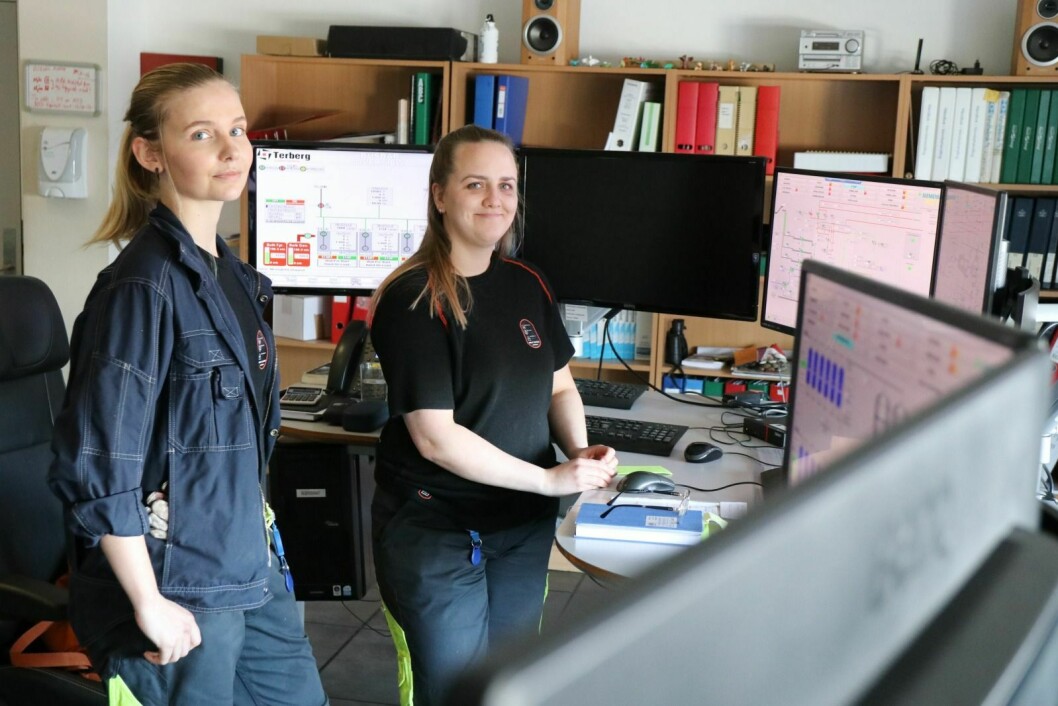 PÅ VAKT: Irina Tamara (t.v.) og Helga Marie Fossnes utgjør Energiverkets aller første skift som kun består av kvinner. – På tide, mener de to.