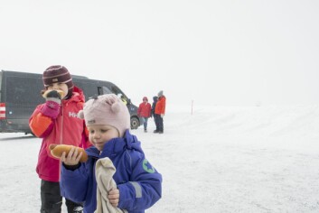 Søstrene Aurora(3) og Amanda(6) Lyngvær koste seg med pølse med brød utenfor den ene antennen. Søstrene Aurora(3) og Amanda(6) Lyngvær koste seg med pølse med brød utenfor den ene antennen.