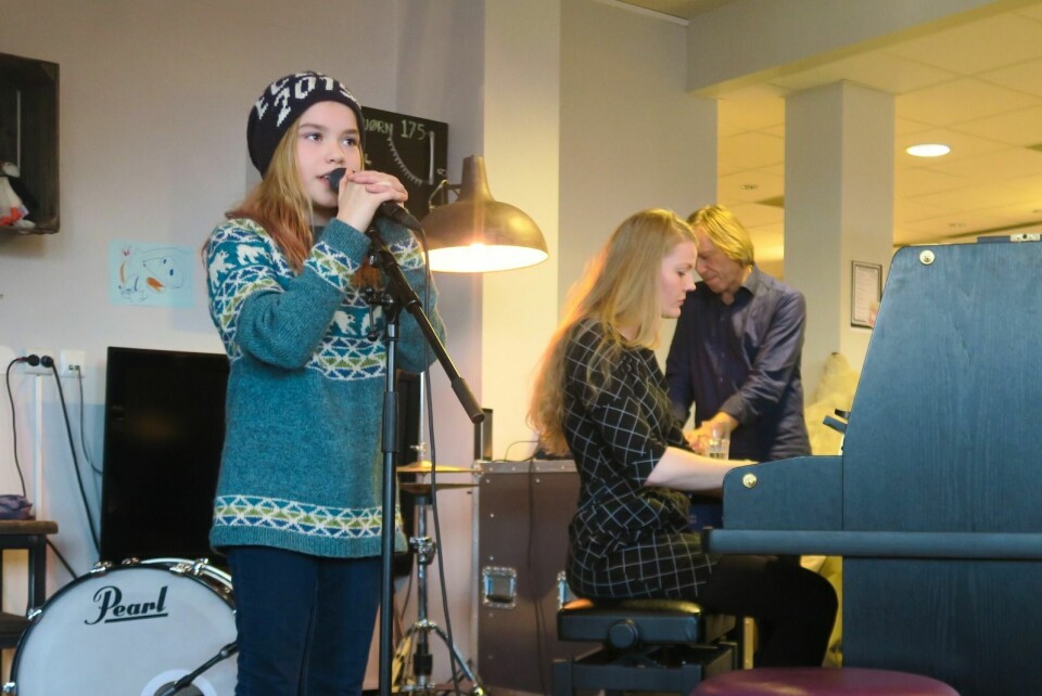Tiril Hermansen var en av de som opptrådte med sang under musikkskolekonserten på Rabalder. Kulturskolelærer Elisabeth Gjelsteen Eines akkopagnerte. Tiril Hermansen var en av de som opptrådte med sang under musikkskolekonserten på Rabalder. Kulturskolelærer Elisabeth Gjelsteen Eines akkopagnerte.
