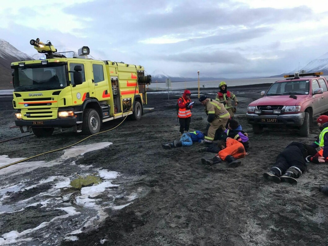 Katastrofealarmen i Svea gikk klokken 09.50. Scenariet er at et fly med elleve personer om bord har styrtet under innflyging. To personer er bekreftet omkommet. Røde Kors deltar med markører i øvelsen.