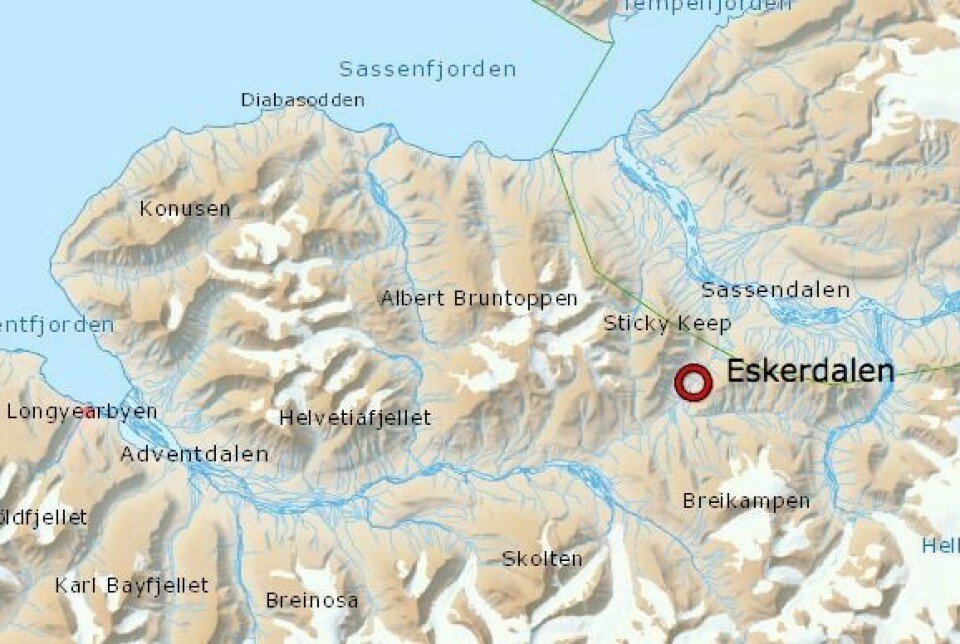 Spor etter en isbjørnbinne med unge er observert i Eskerdalen ved Passhytta. Bjørnene går i retning Longyearbyen.