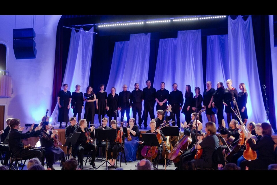 ÅPNET FESTIVALEN: Blandakoret var med på torsdagens åpning av kammermusikkfestivalen. Den kunstneriske lederen for orkesteret, Henning Kraggerud, var imponert.