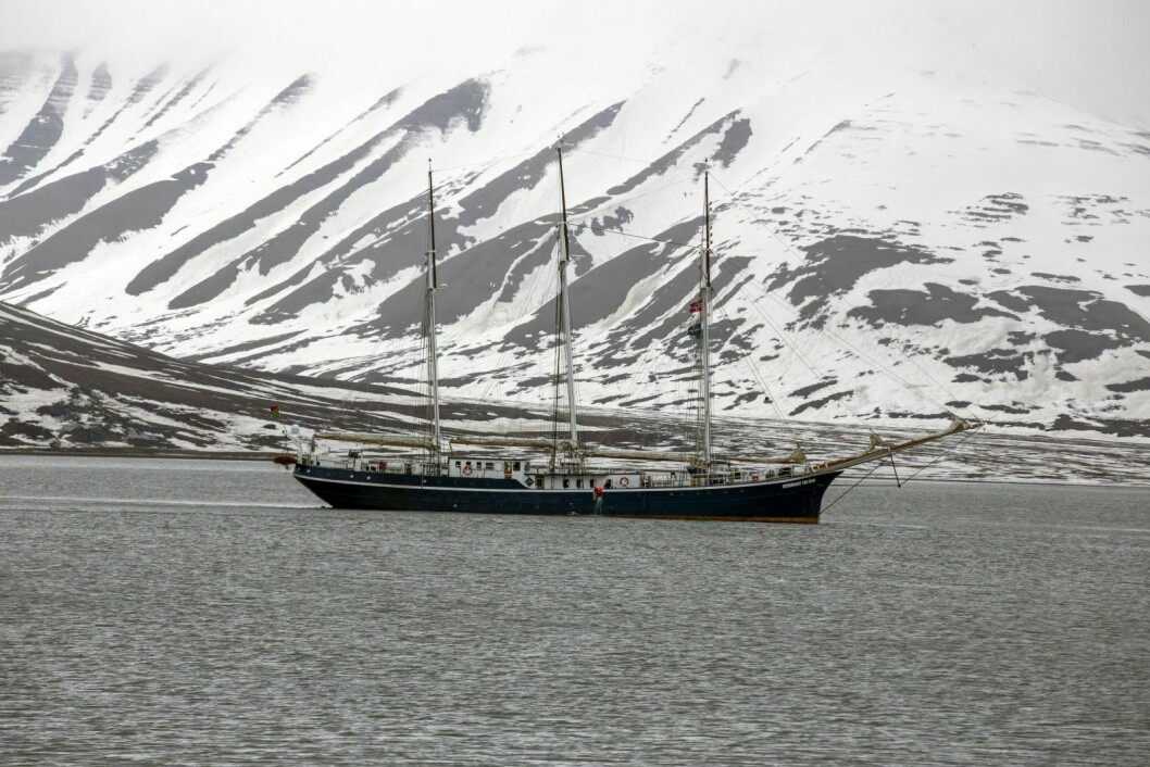 Seilbåten «Rembrandt van Rijn» ligger lørdag for anker i Longyearbyen, etter å ha stått på grunn i Borebukta.