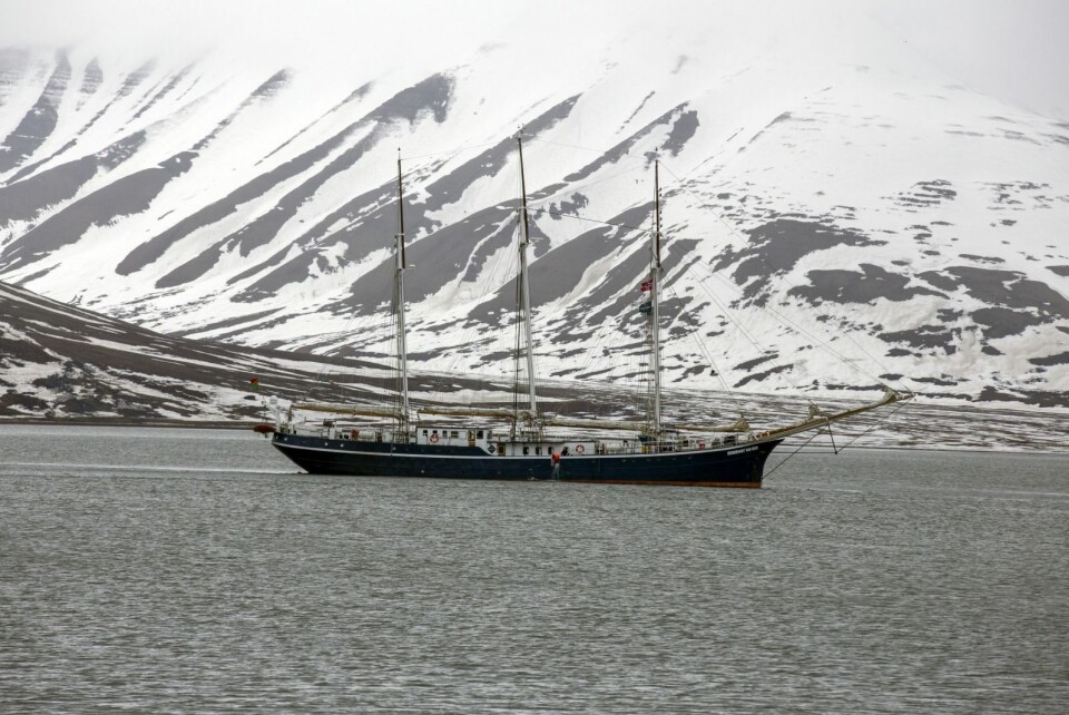 Seilbåten «Rembrandt van Rijn» ligger lørdag for anker i Longyearbyen, etter å ha stått på grunn i Borebukta. Seilbåten «Rembrandt van Rijn» ligger lørdag for anker i Longyearbyen, etter å ha stått på grunn i Borebukta.