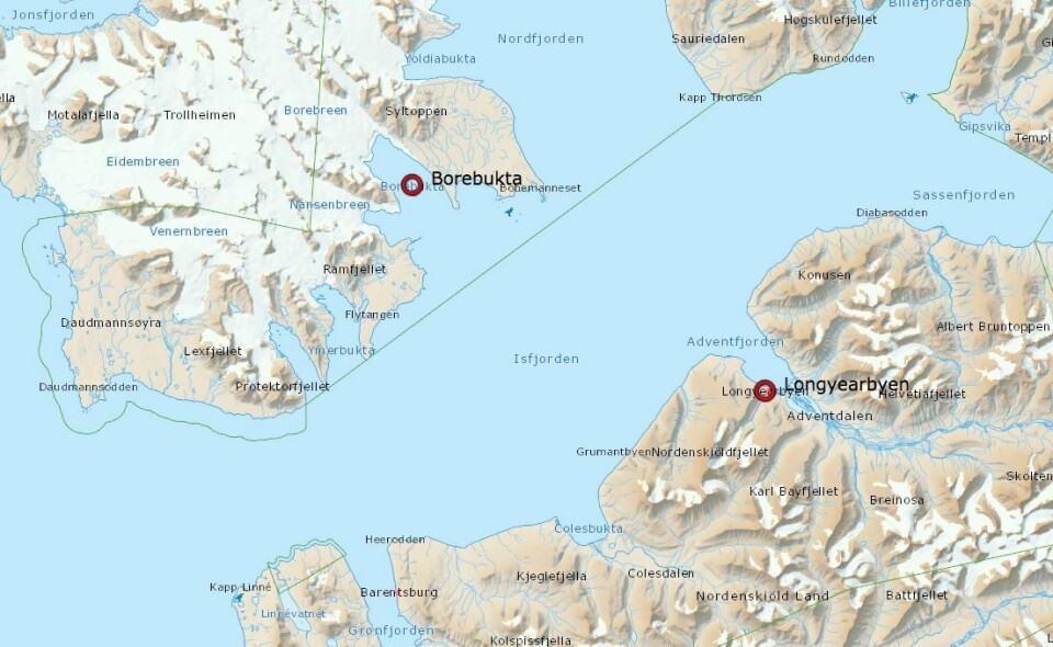 Borebukta ligger på andre siden av Isfjorden i forhold til Advenfjorden og Longyearbyen. Borebukta ligger på andre siden av Isfjorden i forhold til Advenfjorden og Longyearbyen.