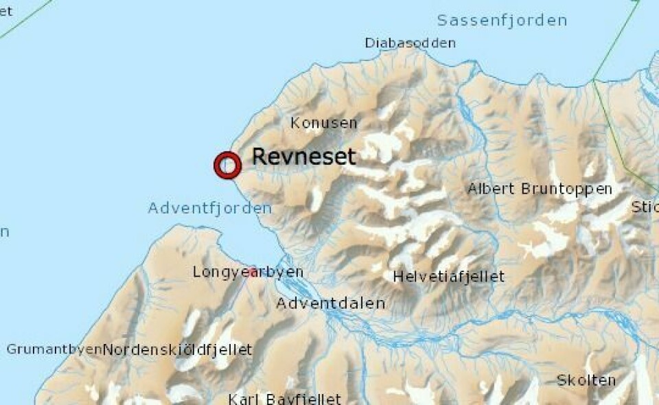 I attentiden vil sysselmannen prøve å drive isbjørnbinna og de to ungene forbi Longyearbyen og ut mot Revneset og sjøen.