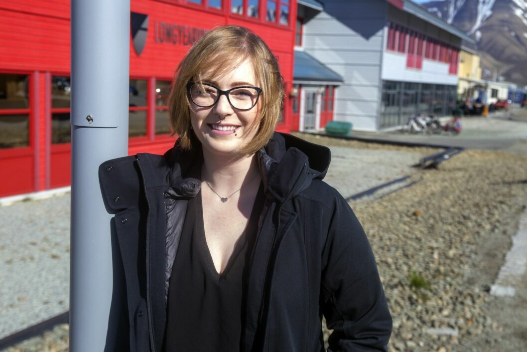 Da Anna Rybak dro tilbake til Polen etter ett år i Norge, ble alt bare feil. Nå befinner hun seg i Longyearbyen, hvor hun serverer gjestene på Karlsberger pub. Da Anna Rybak dro tilbake til Polen etter ett år i Norge, ble alt bare feil. Nå befinner hun seg i Longyearbyen, hvor hun serverer gjestene på Karlsberger pub.