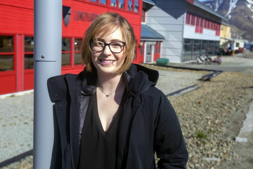 Da Anna Rybak dro tilbake til Polen etter ett år i Norge, ble alt bare feil. Nå befinner hun seg i Longyearbyen, hvor hun serverer gjestene på Karlsberger pub.