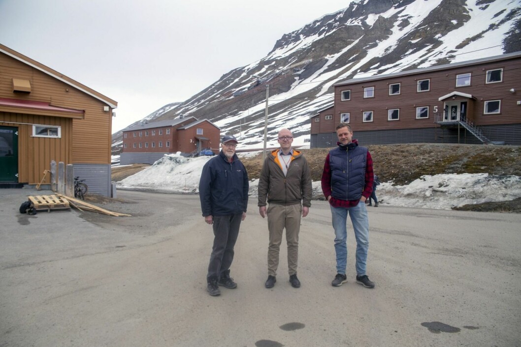Næringsdrivende i Nybyen opplever den uavklarte skredsituasjonen som uholdbar. Ole Reistad (f.v.) og Vebjørn Andresen representerer henholdsvis Polar Eiendom AS og Hurtigruten Svalbard AS. I mangel på gehør hos LL vil de nå undersøke skredfaren selv. Leder i Svalbard Næringsforening, Terje Aunevik, har stor forståelse for at de næringsdrivende ønsker forutsigbarhet. Næringsdrivende i Nybyen opplever den uavklarte skredsituasjonen som uholdbar. Ole Reistad (f.v.) og Vebjørn Andresen representerer henholdsvis Polar Eiendom AS og Hurtigruten Svalbard AS. I mangel på gehør hos LL vil de nå undersøke skredfaren selv. Leder i Svalbard Næringsforening, Terje Aunevik, har stor forståelse for at de næringsdrivende ønsker forutsigbarhet.