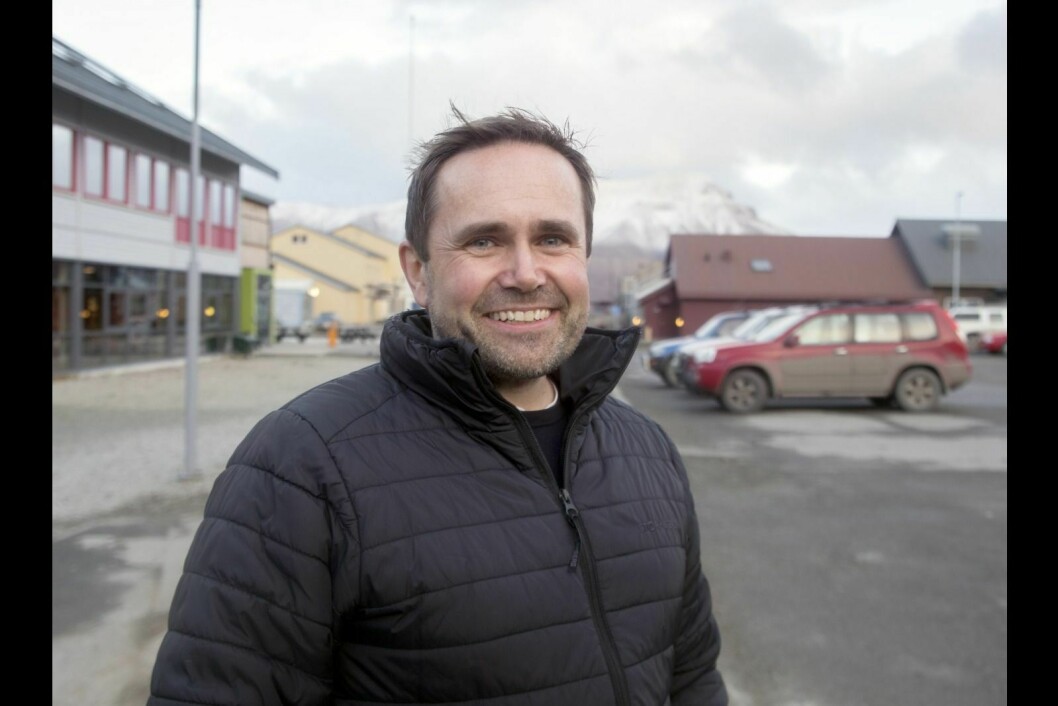 Tyve år etter første forsøk fikk Morten Dyrstad endelig jobb i Longyearbyen. Nå sikter han på å ha et langt opphold på Svalbard.