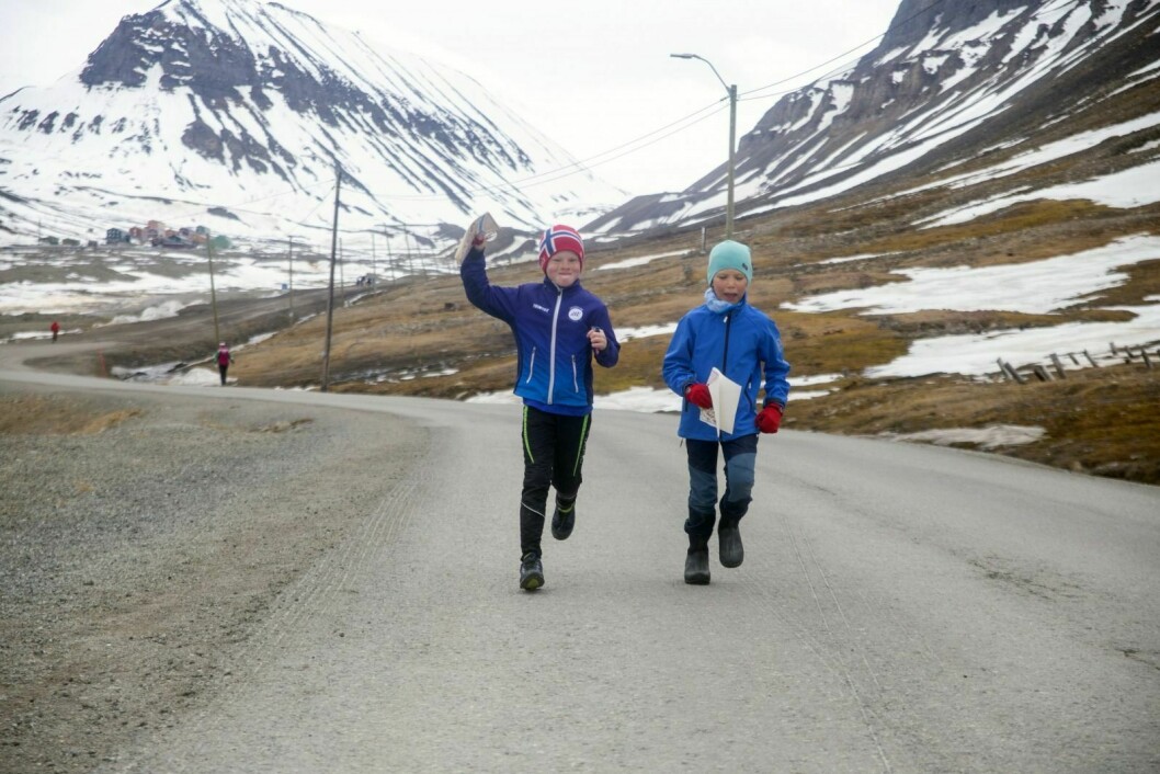 Åtteåringene Balder Solberg Fredheim (t.v.) og Lev Shestov tok utfordringen på strak arm, og løp Longyearbyen City Race sammen på lørdag.