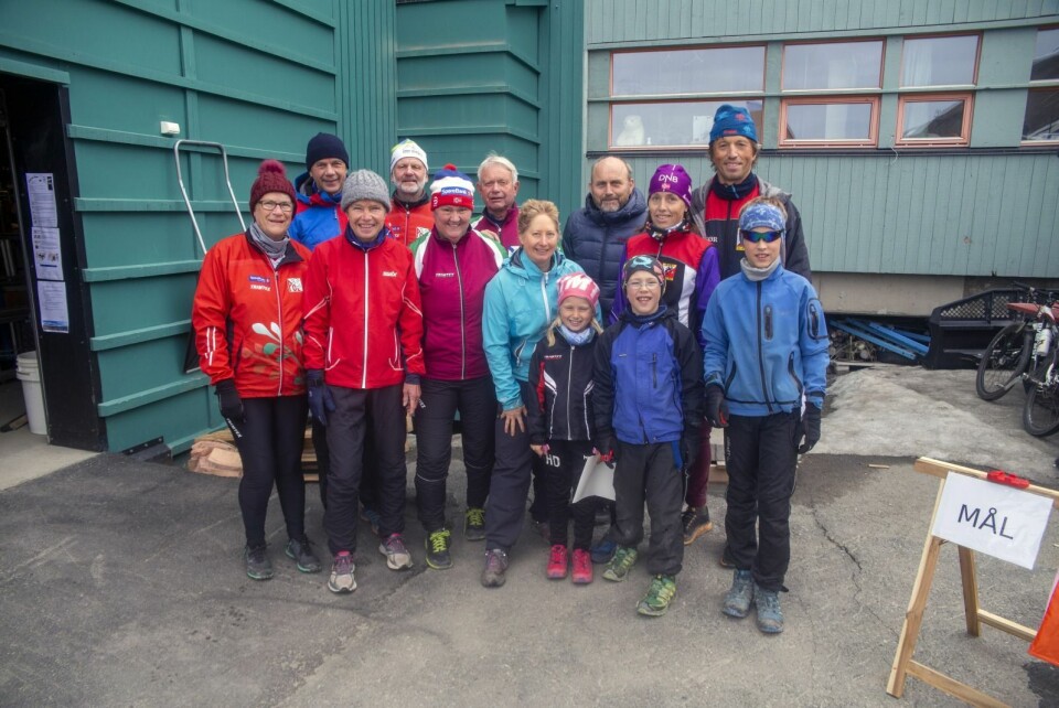 flesteparten av deltagerne i Longyearbyen City Race. Fra venstre: Gun Jørgensen, Elling Aakre, Elisabeth Rød, Kay Jørgensen, May Nordkvelde, Per Dag Nordkvelde, Ida Vår Kierulf, Bjørn Paulsen, Inger Marie Damsgård og Eivind Damsgård. Barna foran fra venstre: Hannah B. Damsgård, Eimund Larsen og Brage Larsen.