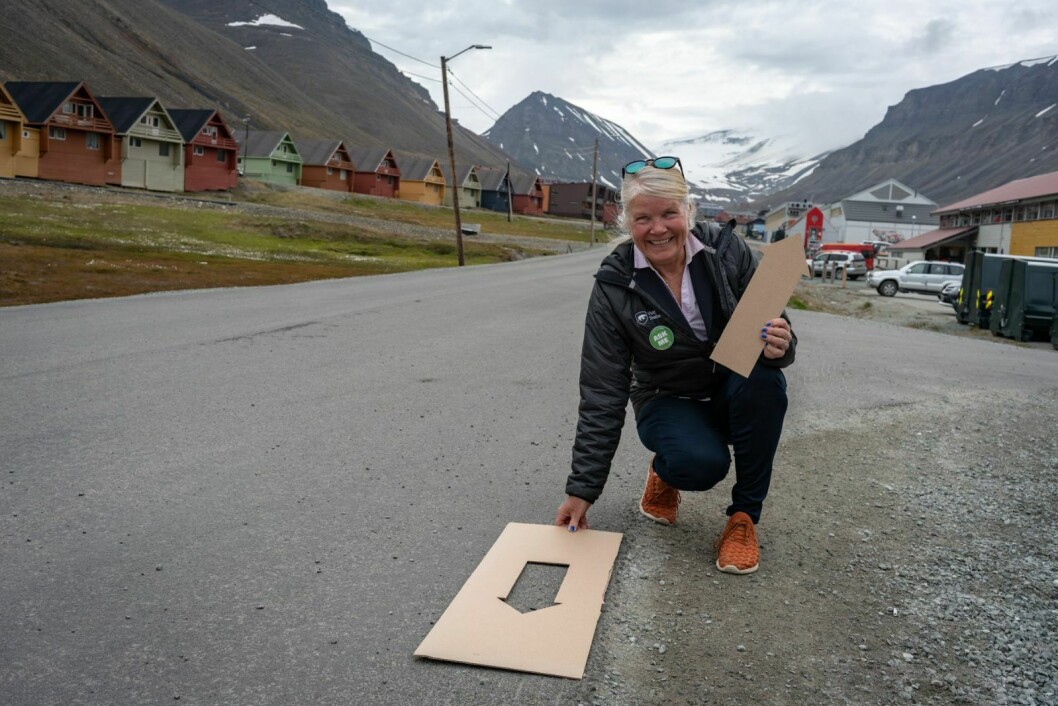 PILER: Eva Britt Kornfeldt skal frem med malingsklærne og merke veiene, slik at turistene skaper mindre kaos i trafikken.