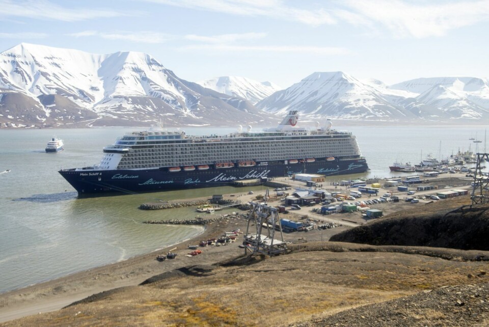 «Mein Schiff 4» har en kapasitet på 2.790 passasjerer. Båten gjestet Longyearbyen også i fjor.