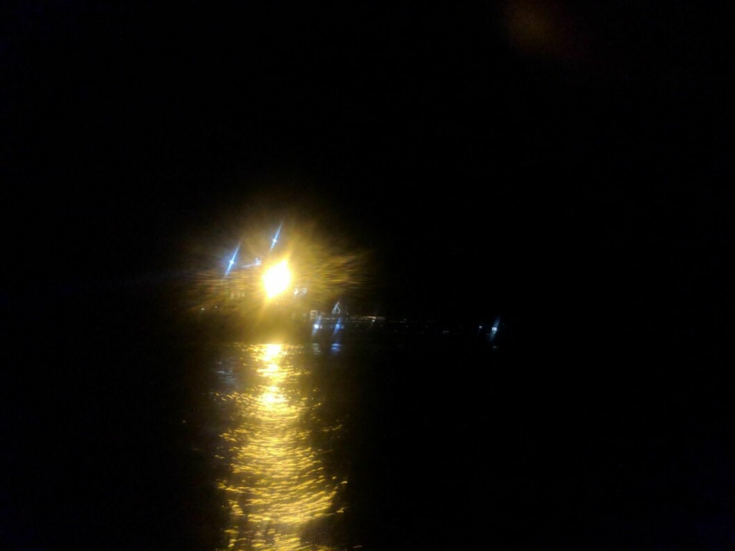 «Polarsyssel» koordinerte letearbeidet torsdag kveld. Det var helt mørkt og snødrev i området. Mange båter, deriblant båt fra Better Moments, deltok i redningsaksjonen.