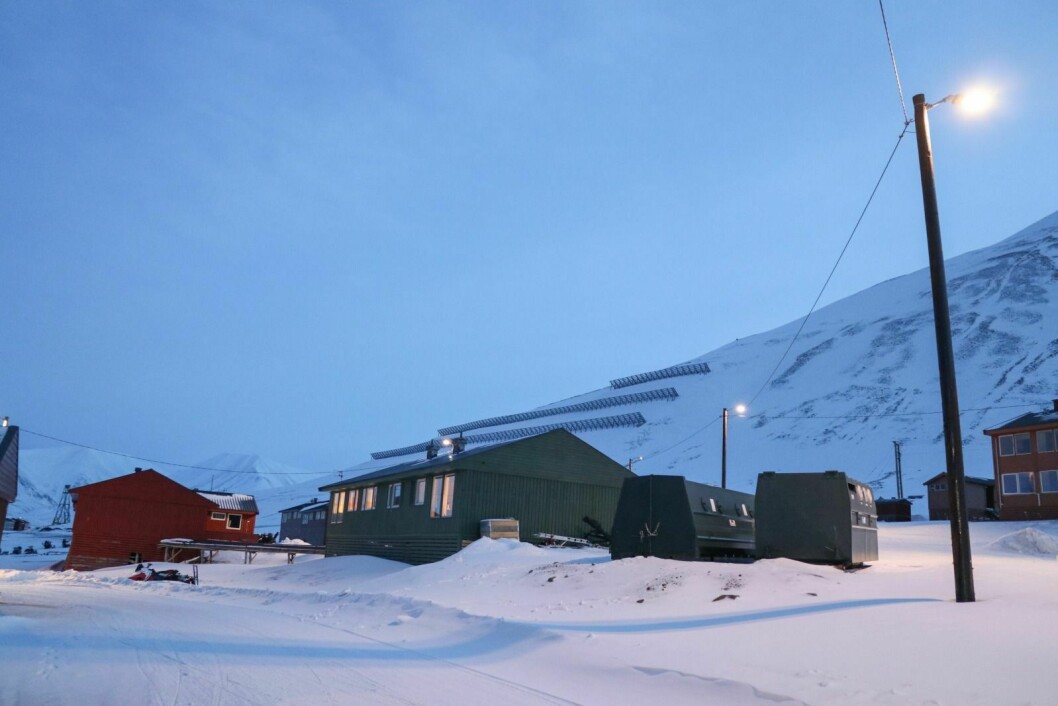 FEBRUAR: I vinter ble det kjent at disse to boligene, rødt og grønt hus, i Vei 226 ville være de første som ble revet. Rivingen skulle starte i mai, fikk Svalbardposten vite i februar. Nå, fire måneder senere, er saneringen utsatt med minst to måneder. Foto: Morten Fredheim  Solberg