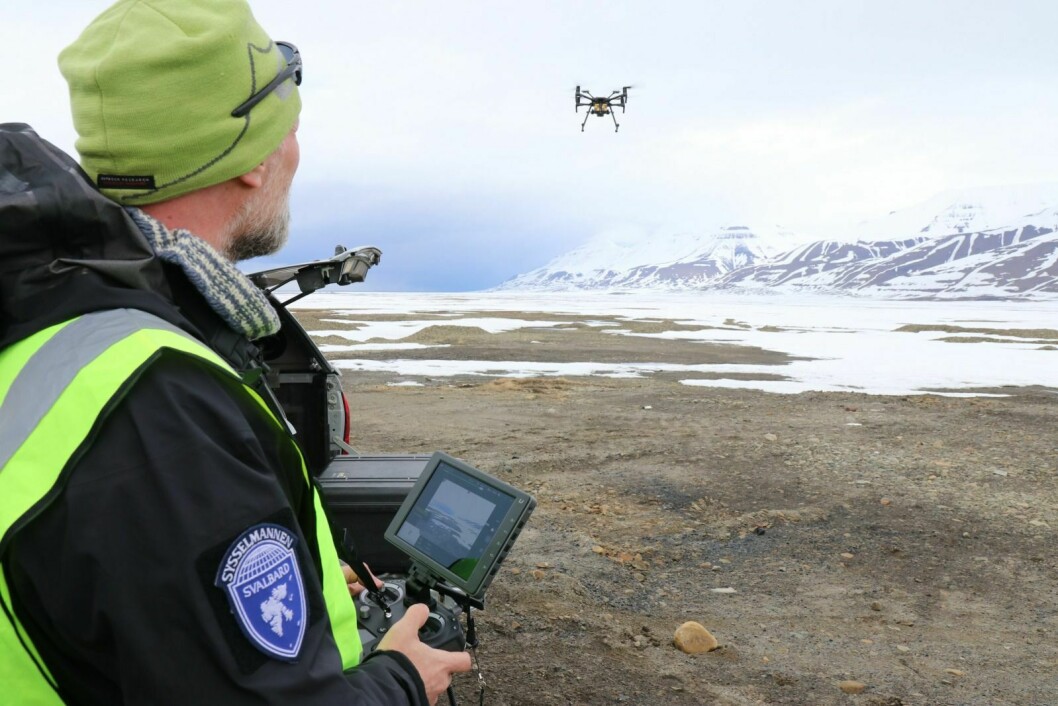 TRENER: Tommy Dahl Markussen fra Sysselmannen øver på å kjøre drone.