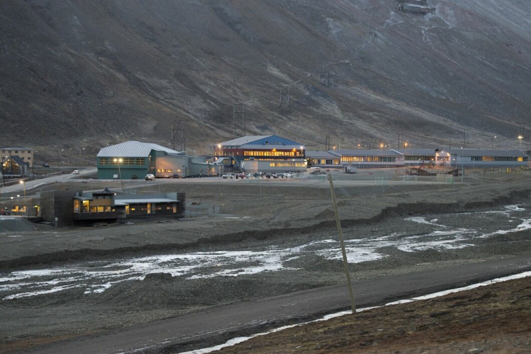 Longyearbyen lokalstyre jobber med å se på hele området rundt skolen som et oppvekstsenter hvor skole, barnhage og idrett ses under ett. Behovet for en flerbrukshall, som har vært et tema i mange år, er fortsatt stort, og kan muligens få plass i dette området. Longyearbyen lokalstyre jobber med å se på hele området rundt skolen som et oppvekstsenter hvor skole, barnhage og idrett ses under ett. Behovet for en flerbrukshall, som har vært et tema i mange år, er fortsatt stort, og kan muligens få plass i dette området.