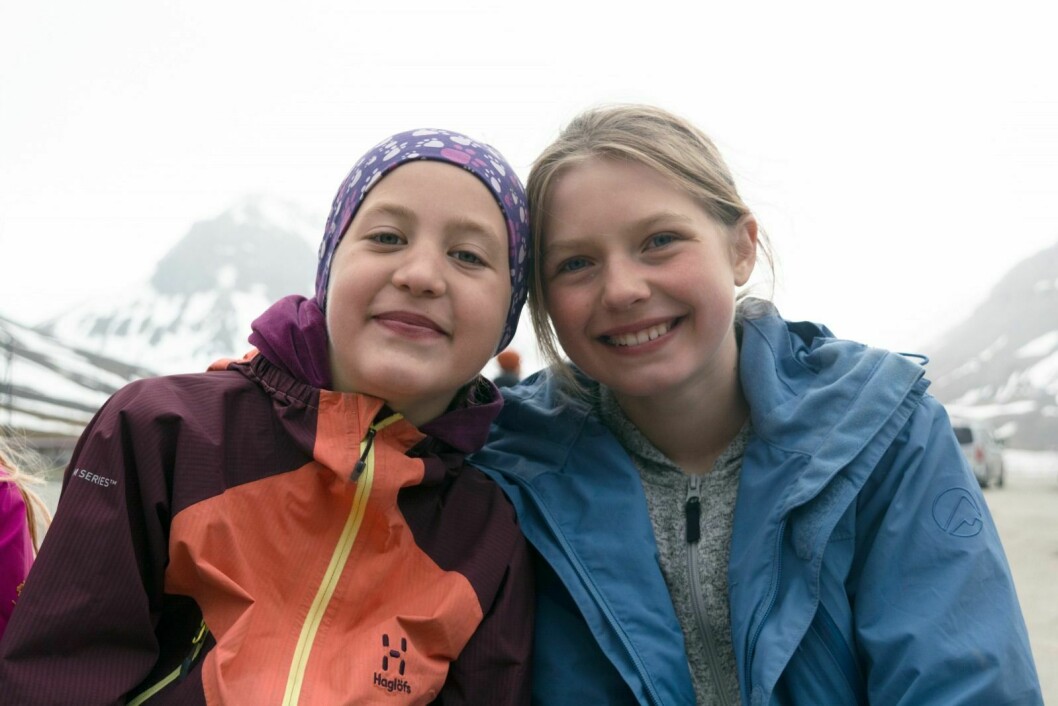 Femteklassingene Sigrid Schei Fledsberg (t.v.) og Lina Engås Vikaune syntes det var slitsomt å være med på triatlon i regi av skolen.