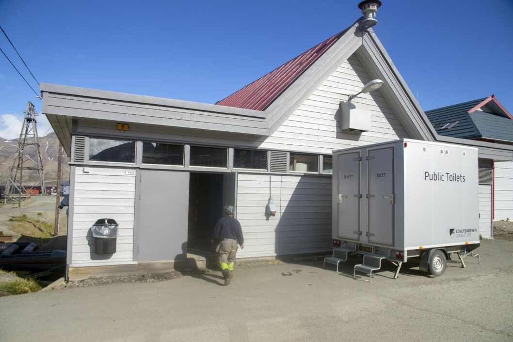 En oljepumpe i dette fyrhuset har røket, og det fører til at reservekraftløsningen ikke fungerer optimalt for øyeblikket. Energiverket står stilt på grunn av vedlikeholdsarbeid. En oljepumpe i dette fyrhuset har røket, og det fører til at reservekraftløsningen ikke fungerer optimalt for øyeblikket. Energiverket står stilt på grunn av vedlikeholdsarbeid.