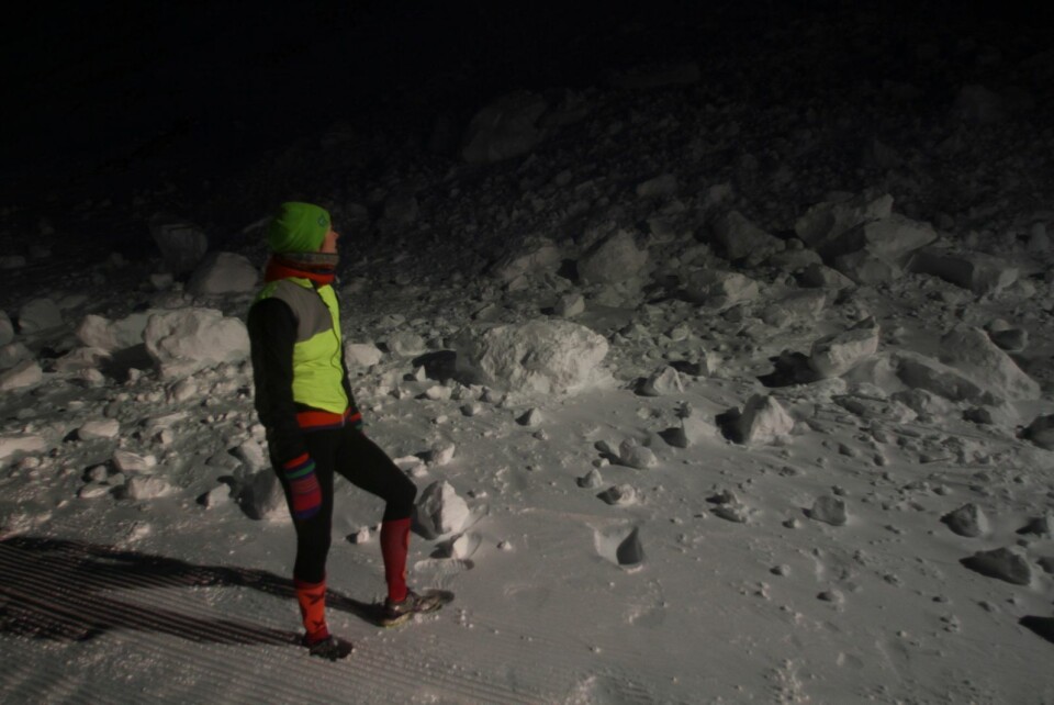 Et snøras gikk tidlig lørdag morgen ved vei 300. Lena Håkansson passerte rasstedet, og oppfordrer alle til å være observant på rasfaren.