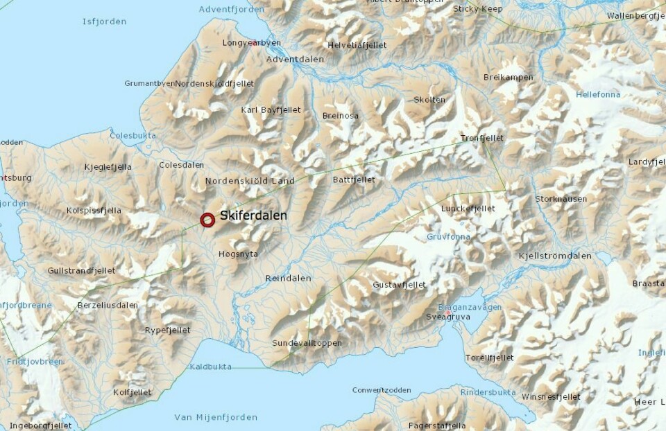 Isbjørnbinna og de to ungene ble overlatt til seg selv i Skiferdalen søndag. Da gikk de i retning Van Mijenfjorden.