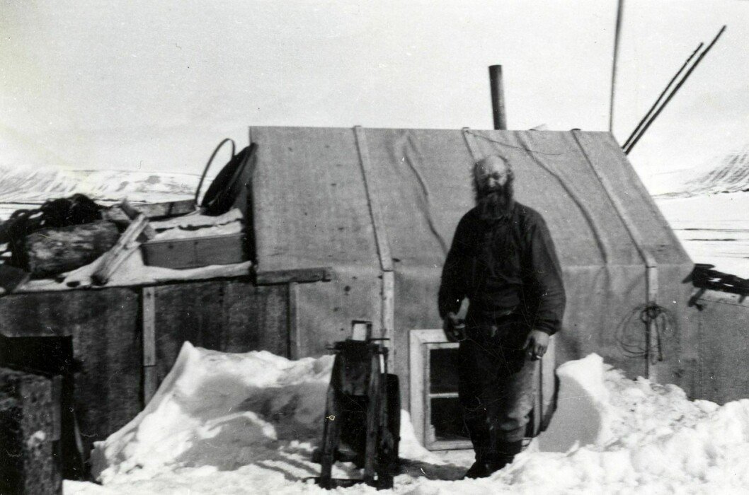 Bjåen-karene besøkte naboene sine på Andréetangen fangstvinteren 1947-48. Her er Henry Rudi foran hytta som han og Leif Johansen brukte.