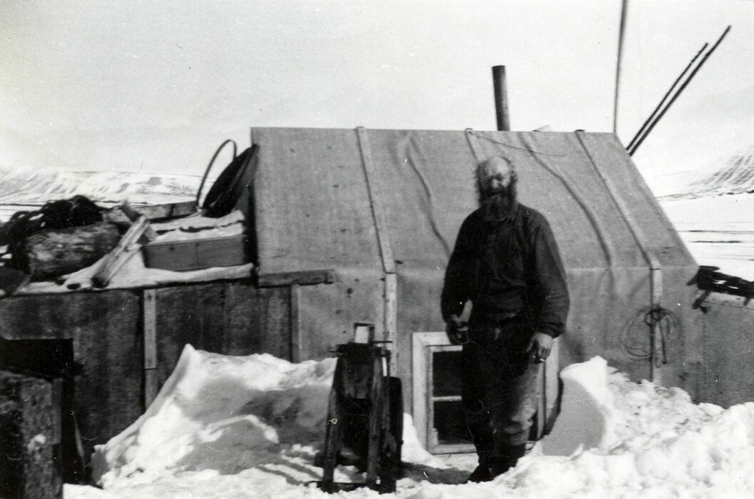 Bjåen-karene besøkte naboene sine på Andréetangen fangstvinteren 1947-48. Her er Henry Rudi foran hytta som han og Leif Johansen brukte. Bjåen-karene besøkte naboene sine på Andréetangen fangstvinteren 1947-48. Her er Henry Rudi foran hytta som han og Leif Johansen brukte.