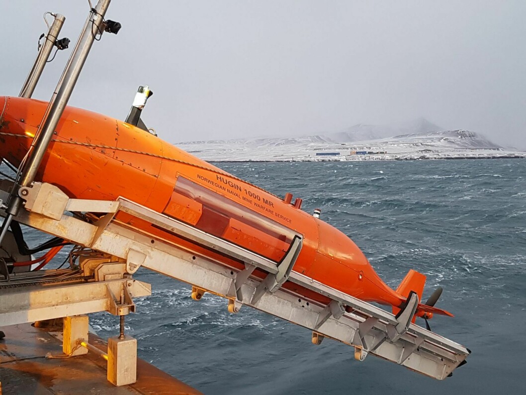 Den fjernstyrte miniubåten «Hugin» har i dag undersøkt havbunnen i det mest aktuelle leteområdet. Her blir den sendt ut fra KV «Barentshav».