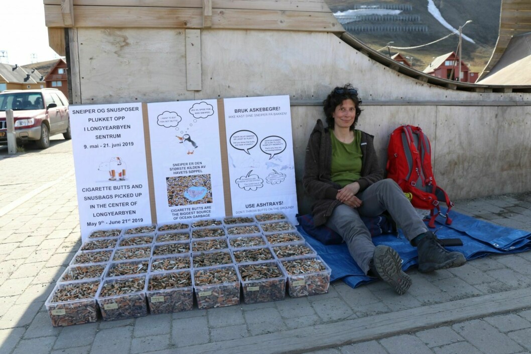 VISER FRAM: Silvia Galli satte seg ned i gågata søndag formiddag for å gjøre folk klar over problemet med sigarettsneiper. På litt over fem uker har hun, med god hjelp fra venner, plukket over nitti liter med sneiper fra byens gater.