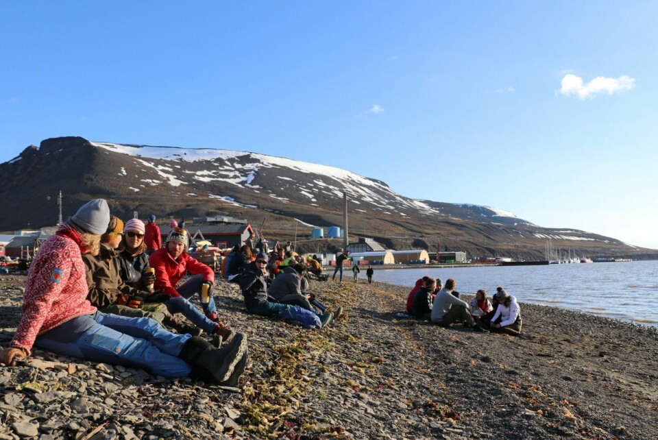 MIDTSOMMER: En god del folk valgte å ta årets midtsommerfeiring ved seilforeningens grillplass ved sjøen. MIDTSOMMER: En god del folk valgte å ta årets midtsommerfeiring ved seilforeningens grillplass ved sjøen.